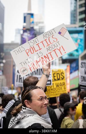 New York Ciy, États-Unis. 22 juin 2025. Des manifestants anti-israéliens et de guerre se sont rassemblés à Times Square à New York le 22 juin 2025, un jour après que les États-Unis aient bombardé le viseur nucléaire iranien. (Photo de Steve Sanchez/Sipa USA). Crédit : Sipa USA/Alamy Live News Banque D'Images