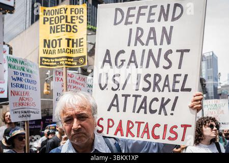 New York Ciy, États-Unis. 22 juin 2025. Des manifestants anti-israéliens et de guerre se sont rassemblés à Times Square à New York le 22 juin 2025, un jour après que les États-Unis aient bombardé le viseur nucléaire iranien. (Photo de Steve Sanchez/Sipa USA). Crédit : Sipa USA/Alamy Live News Banque D'Images