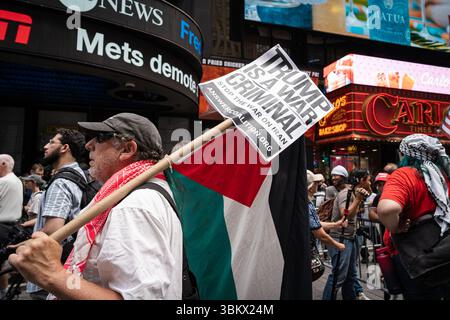 New York Ciy, États-Unis. 22 juin 2025. Des manifestants anti-israéliens et de guerre se sont rassemblés à Times Square à New York le 22 juin 2025, un jour après que les États-Unis aient bombardé le viseur nucléaire iranien. (Photo de Steve Sanchez/Sipa USA). Crédit : Sipa USA/Alamy Live News Banque D'Images