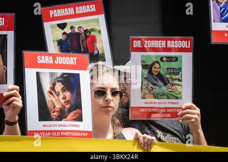New York Ciy, États-Unis. 22 juin 2025. Des manifestants anti-israéliens et de guerre se sont rassemblés à Times Square à New York le 22 juin 2025, un jour après que les États-Unis aient bombardé le viseur nucléaire iranien. (Photo de Steve Sanchez/Sipa USA). Crédit : Sipa USA/Alamy Live News Banque D'Images