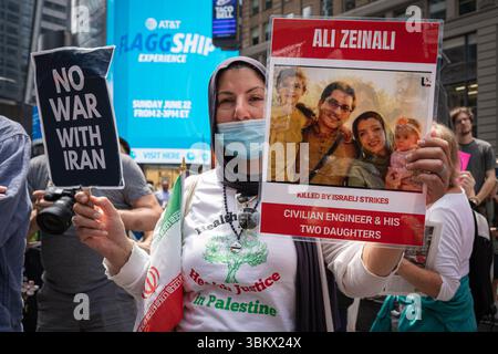 New York Ciy, États-Unis. 22 juin 2025. Des manifestants anti-israéliens et de guerre se sont rassemblés à Times Square à New York le 22 juin 2025, un jour après que les États-Unis aient bombardé le viseur nucléaire iranien. (Photo de Steve Sanchez/Sipa USA). Crédit : Sipa USA/Alamy Live News Banque D'Images