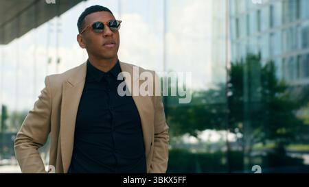Heureux élégant masculin à la mode homme d'affaires afro-américain homme d'affaires homme masculin gars portant lunettes de soleil lunettes noires style mode confiant Banque D'Images