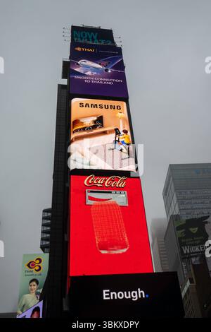 La visibilité est obscurcie par un brouillard dense à Times Square, New York City, USA 2025 Banque D'Images