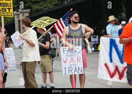 Washington, États-Unis. 22 juin 2025. 22 juin 2025. La Maison Blanche, Washington, DC, États-Unis. En réponse à l’autorisation du président Trump de bombarder l’Iran, plusieurs personnes se sont rassemblées devant la Maison Blanche pour s’opposer à une guerre avec l’Iran. Il y avait de la solidarité avec les partisans palestiniens alors que les États-Unis se rangeaient du côté d’Israël. (Photo de Robyn Stevens Brody/Sipa USA) crédit : Sipa USA/Alamy Live News Banque D'Images