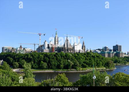 Horizon d'Ottawa avec la rivière des Outaouais et l'édifice du Parlement en rénovation, vu de Kiweki point. Banque D'Images