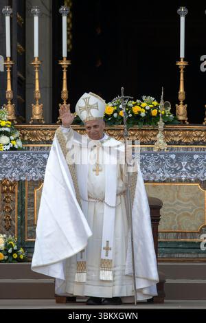 Rome, Italie. 22 juin 2025. Le Pape Léon salue les fidèles devant la basilique Marie majeure après la célébration du Corpus Christi. Crédit : SOPA images Limited/Alamy Live News Banque D'Images