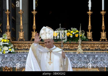 Rome, Italie. 22 juin 2025. Le Pape Léon salue les fidèles devant la basilique Marie majeure après la célébration du Corpus Christi. Crédit : SOPA images Limited/Alamy Live News Banque D'Images