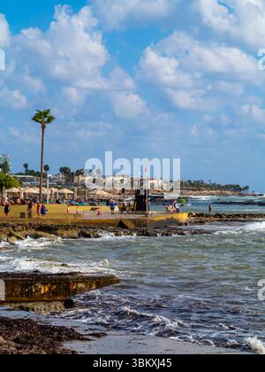 Le front de mer à Paphos une station balnéaire touristique sur la côte sud-ouest de Chypre dans la Méditerranée orientale. Banque D'Images