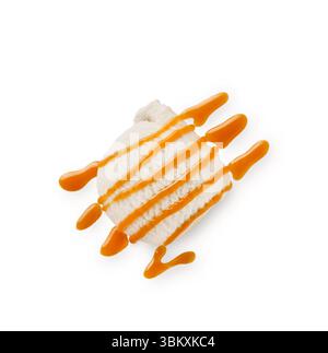 Une boule de crème glacée crémeuse arrosée de sauce caramel liquide isolé sur fond blanc avec chemin de découpage, vue de dessus. Elément de conception. Banque D'Images