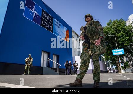 La Haye, pays-Bas. 23 juin 2025. Les forces de sécurité sont en service à l'extérieur du lieu du sommet de l'Organisation du Traité de l'Atlantique Nord (OTAN) à la Haye, pays-Bas, le 23 juin 2025. Le sommet de l'OTAN doit se tenir à la Haye du 24 au 25 juin de cette année. Crédit : Peng Ziyang/Xinhua/Alamy Live News Banque D'Images