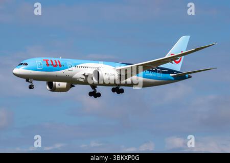 Amsterdam, pays-Bas - 3 juillet 2017 : avion de passagers TUI TUIfly à l'aéroport. Planifiez un vol. Aviation et aéronefs. Transport aérien. Global int Banque D'Images