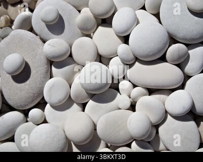 Vue aérienne de pierres blanches rondes uniformes avec une composition propre et minimale. Banque D'Images