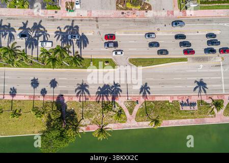 Miami Beach Floride, vue aérienne d'en haut regardant vers le bas, 5300 pâtés de maisons Collins Avenue, ombres de palmiers de circulation, Indian Creek, scène de rue urbaine c Banque D'Images