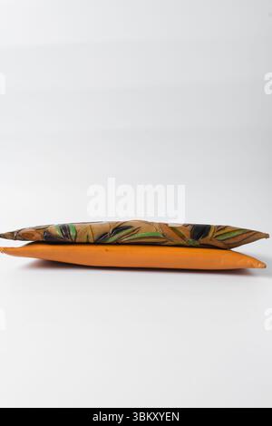 Sac à main orange fait à la main sur un fond blanc, sac à main en cuir orange fait à la main, sac à main artisanal en or orange avec une poignée courte en chaîne Banque D'Images