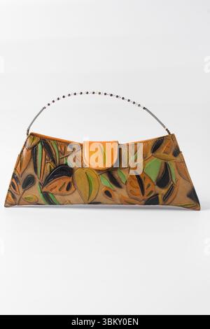 Sac à main orange fait à la main sur un fond blanc, sac à main en cuir orange fait à la main, sac à main artisanal en or orange avec une poignée courte en chaîne Banque D'Images