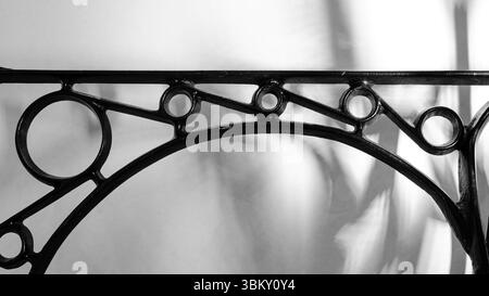 Structure symétrique en fonte noire avec des ombres sombres sur fond blanc Banque D'Images