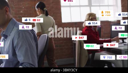 Femme en blazer rouge à l'aide d'un smartphone, tapant sur le clavier dans le bureau loft, notifications, espace de copie Banque D'Images