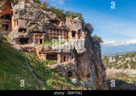 Heureuse famille visitant l'ancienne ville grecque Tlos en Lycie situé sur la voie lycienne célèbre site historique et archéologique. Endroit populaire pour la famille trave Banque D'Images