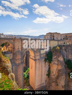 Puente Nuevo ou New Bridge monument historique et El Tajo gorge dans le village de Ronda bâtiment sur les rochers. Province de Malaga, Andalousie, Espagne. Banque D'Images