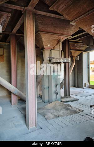 28 mars 2025 - Miste-pays-Bas : vue intérieure des trémies à grains anciens, des tuyaux et des goulottes à l'intérieur de l'usine historique d'alimentation animale Meenkmolen à rur Banque D'Images