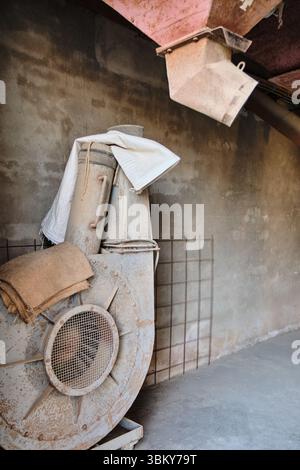 28 mars 2025 - Miste-pays-Bas : vue intérieure des trémies à grains anciens, des tuyaux et des goulottes à l'intérieur de l'usine historique d'alimentation animale Meenkmolen à rur Banque D'Images