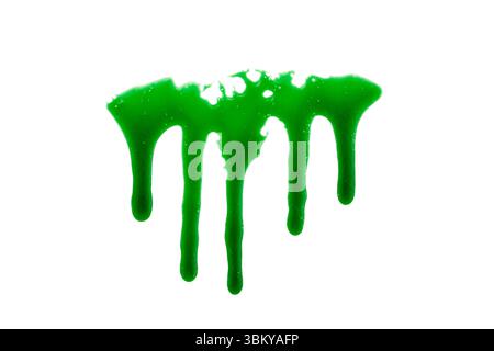 Isolatd liquide vert goutte à goutte sur fond blanc pour la conception d'halloween Banque D'Images