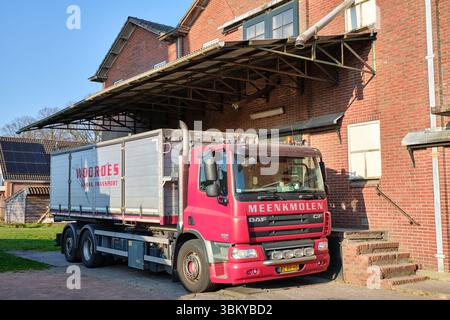 28 mars 2025 - Miste-pays-Bas : un camion de transport de céréales de Meenkmolen stationné dans l'usine historique d'aliments pour animaux dans la région rurale d'Achterhoek, Gelder Banque D'Images