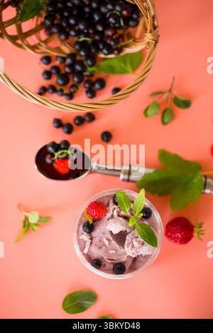 Crème glacée sucrée avec des baies sur fond isolé. Banque D'Images