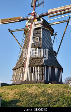 28 mars 2025 - Miste-pays-Bas : le moulin à vent historique de Meenkmolen dans la région d'Achterhoek, un moulin à bande néerlandais typique utilisé pour le broyage du grain, entoure Banque D'Images