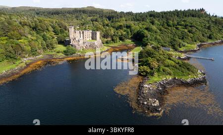 Vue aérienne par drone du château et des jardins de Dunvegan, île de Skye, Écosse. Banque D'Images