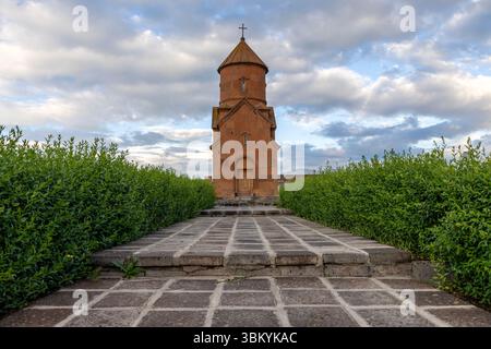 L'église Sarkis du XIXe siècle surplombe le pont voûté du XVIIe siècle enjambant les gorges de la rivière Kasagh, unissant histoire et paysage à Ashtarak Banque D'Images