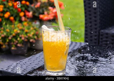 Plein cadrage fixe d'une bière se versant dans un verre. Une vitesse d'obturation plus rapide montre le mouvement dans la prise de vue Banque D'Images