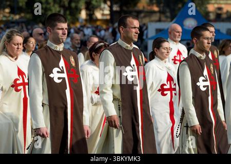 Rome, Italie. 22 juin 2025. Les fidèles membres de l'association des hérauts de l'Évangile se préparent à la procession à l'occasion de la célébration du Corpus Christi présidée par le pape Léon XIV à Rome. Signifie littéralement corps du Seigneur, c'est l'une des principales solennités de l'année liturgique de l'Église catholique où est célébré le Sacrement de l'Eucharistie, la consécration de la présence du Christ dans les croyants. Dans ce Sacrement, l'Église trouve la source de son existence et de sa communion avec le Christ, présent dans l'Eucharistie dans le corps, le sang, l'âme et la Divinité. Banque D'Images