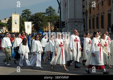 Rome, Italie. 22 juin 2025. Les fidèles membres de l'association des hérauts de l'Évangile se préparent à la procession à l'occasion de la célébration du Corpus Christi présidée par le pape Léon XIV à Rome. Signifie littéralement corps du Seigneur, c'est l'une des principales solennités de l'année liturgique de l'Église catholique où est célébré le Sacrement de l'Eucharistie, la consécration de la présence du Christ dans les croyants. Dans ce Sacrement, l'Église trouve la source de son existence et de sa communion avec le Christ, présent dans l'Eucharistie dans le corps, le sang, l'âme et la Divinité. Banque D'Images