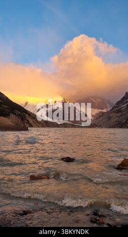 Nuages roses et arc-en-ciel sur Cerro Torre au lever du soleil, Laguna Torre, El Chalten, Argentine Banque D'Images
