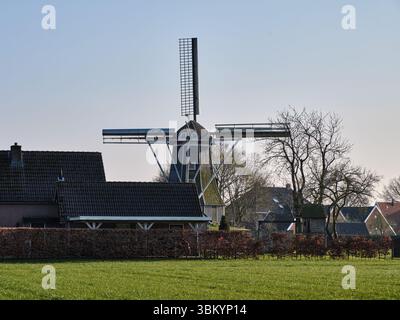 28 mars 2025 - Miste-pays-Bas : le moulin à vent historique de Meenkmolen dans la région d'Achterhoek, un moulin à bande néerlandais typique utilisé pour le broyage du grain, entoure Banque D'Images