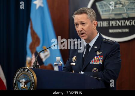 Washington, États-Unis d'Amérique. 22 juin 2025. Washington, États-Unis d'Amérique. 22 juin 2025. Le président des joint Chiefs Gen. Dan Caine, répond à une question lors d'une conférence de presse sur l'opération Midnight Hammer au Pentagone, le 22 juin 2025 à Washington, DC le président Trump a autorisé les bombardiers furtifs B-2 de l'US Air Force à larguer des bombes de bunker Buster sur trois sites iraniens d'enrichissement nucléaire. Crédit : PO1 Alexander Kubitza/Département de la Défense/Alamy Live News Banque D'Images