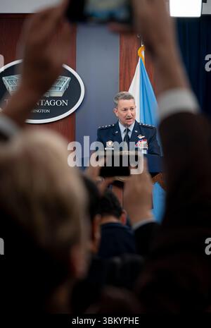 Washington, États-Unis d'Amérique. 22 juin 2025. Washington, États-Unis d'Amérique. 22 juin 2025. Le président des joint Chiefs Gen. Dan Caine, répond à une question lors d'une conférence de presse sur l'opération Midnight Hammer au Pentagone, le 22 juin 2025 à Washington, DC le président Trump a autorisé les bombardiers furtifs B-2 de l'US Air Force à larguer des bombes de bunker Buster sur trois sites iraniens d'enrichissement nucléaire. Crédit : Benjamin Applebaum/Département de la Défense/Alamy Live News Banque D'Images