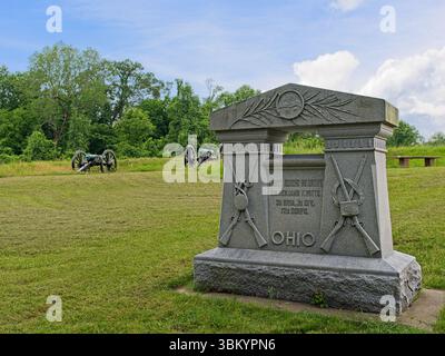 Monument de l'État de l'Ohio sur le terrain avant la rangée des canons de la guerre civile américaine dans le parc militaire national de Vicksburg - Vicksburg MS, mai 2025 Banque D'Images