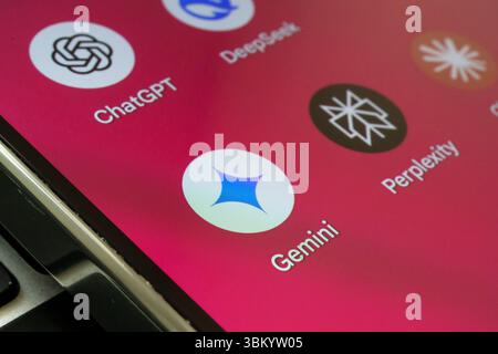 Icône de l'application assistant Gemini ai affichée sur l'écran du smartphone parmi d'autres outils, y compris ChatGPT et perplexité. Stafford, Royaume-Uni, 23 juin 202 Banque D'Images