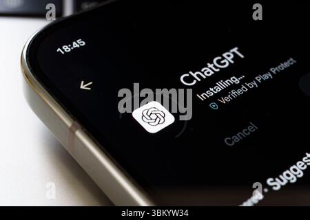 Installation de l'application ChatGPT sur l'écran du smartphone à partir de Google Play Store. Stafford, Royaume-Uni, 23 juin 2025 Banque D'Images