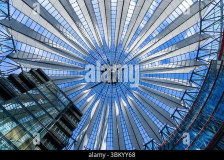 Vue imprenable sur la structure du toit du Sony Center à Berlin, mettant en valeur sa géométrie en verre et en acier. Banque D'Images