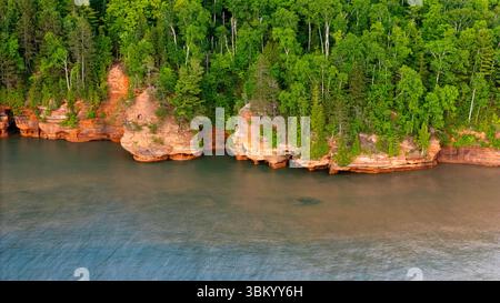 Photographie aérienne des grottes marines de l'île Apostle au sud-ouest de Sand point, près de Cornucopia, comté de Bayfield, Wisconsin, États-Unis sur un bel été même Banque D'Images