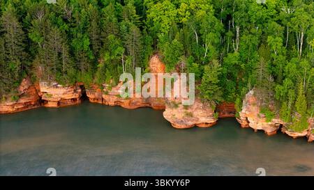 Photographie aérienne des grottes marines de l'île Apostle au sud-ouest de Sand point, près de Cornucopia, comté de Bayfield, Wisconsin, États-Unis sur un bel été même Banque D'Images