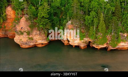Photographie aérienne des grottes marines de l'île Apostle au sud-ouest de Sand point, près de Cornucopia, comté de Bayfield, Wisconsin, États-Unis sur un bel été même Banque D'Images