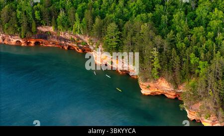 Photographie aérienne des grottes marines de l'île Apostle au sud-ouest de Sand point, près de Cornucopia, comté de Bayfield, Wisconsin, États-Unis sur un bel été même Banque D'Images