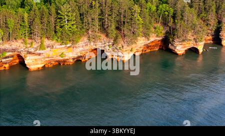 Photographie aérienne des grottes marines de l'île Apostle au sud-ouest de Sand point, près de Cornucopia, comté de Bayfield, Wisconsin, États-Unis sur un bel été même Banque D'Images
