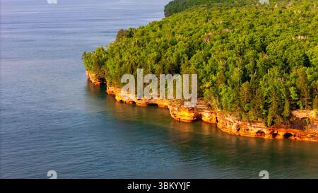 Photographie aérienne des grottes marines de l'île Apostle au sud-ouest de Sand point, près de Cornucopia, comté de Bayfield, Wisconsin, États-Unis sur un bel été même Banque D'Images