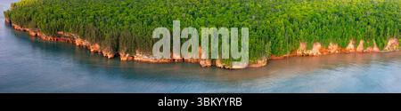 Photographie panoramique aérienne des grottes marines de l'île Apostle au sud-ouest de Sand point, près de Cornucopia, comté de Bayfield, Wisconsin, États-Unis sur une belle s. Banque D'Images