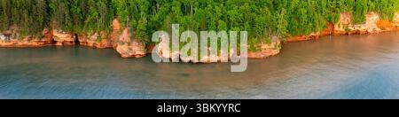 Photographie panoramique aérienne des grottes marines de l'île Apostle au sud-ouest de Sand point, près de Cornucopia, comté de Bayfield, Wisconsin, États-Unis sur une belle s. Banque D'Images